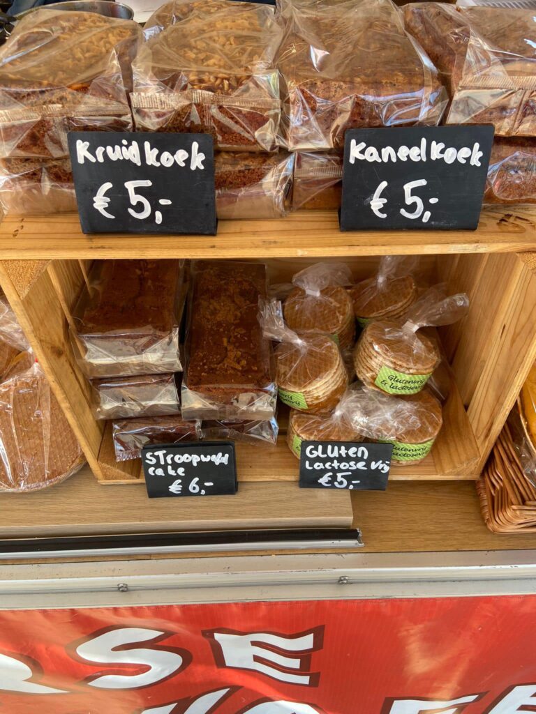 Close-up van verse kruidkoek, kaneelkoek en glutenvrije stroopwafels bij de kraam.