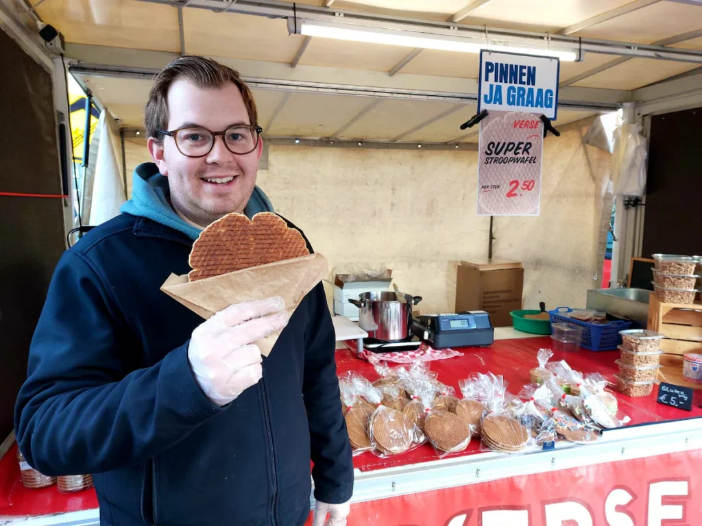 Tim van De Vries Stroopwafels laat trots een gigantische verse stroopwafel zien in zijn kraam.