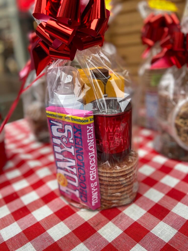 Detail van een cadeaupakket met Tony's Chocolonely en ambachtelijke stroopwafels.