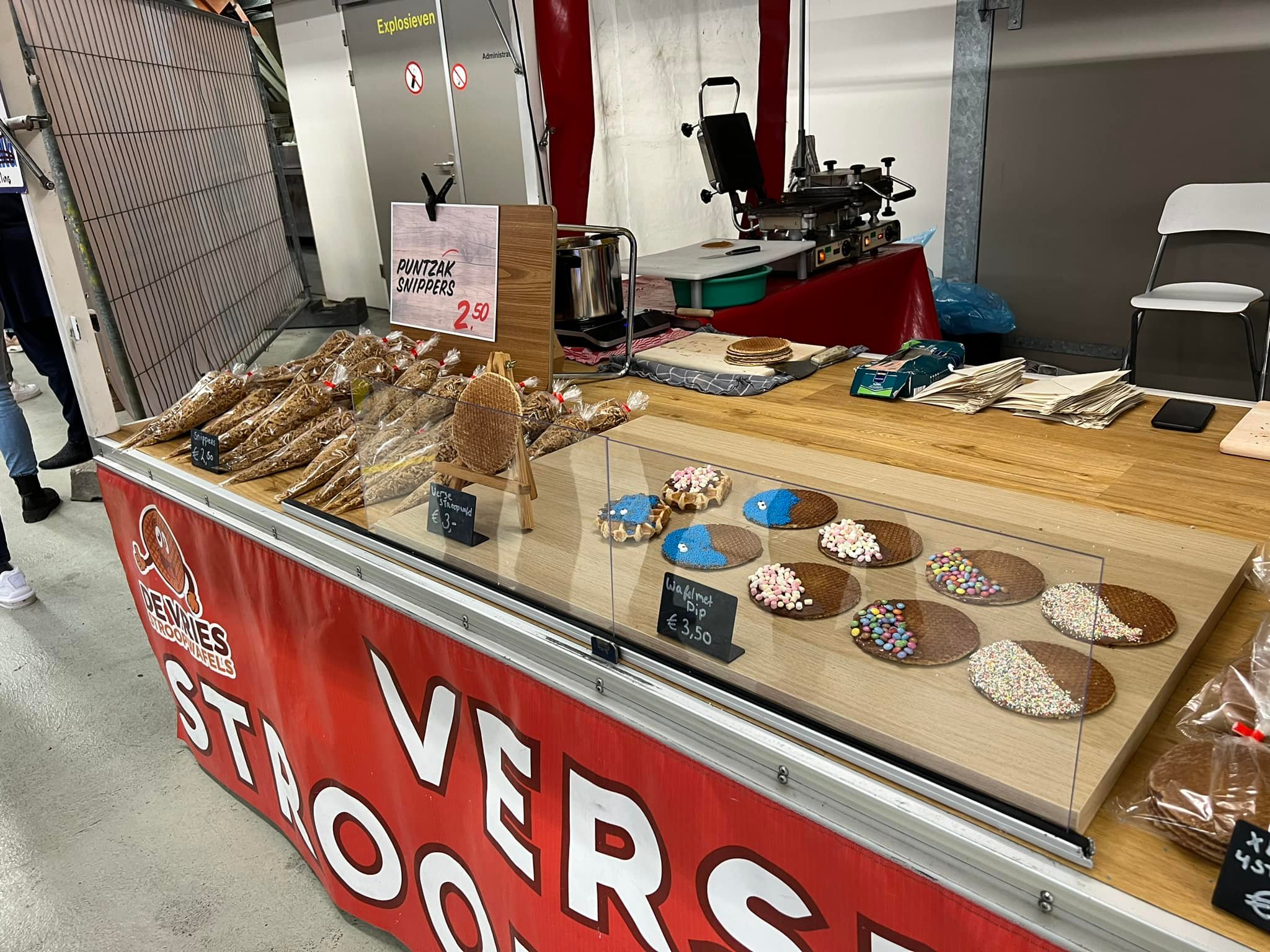 Detail van een cadeaupakket met Tony''s Chocolonely en ambachtelijke stroopwafels.